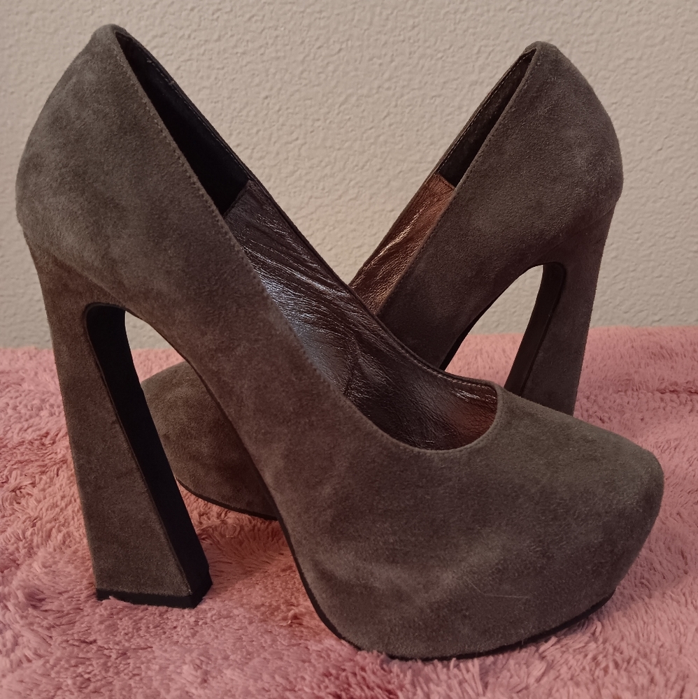 Like NEW Jeffrey Campbell Gray Suede Platform Heels, size 6.5